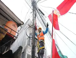 Yuk Rayakan Hari Kemerdekaan dengan Aman, PLN Ajak Warga Jaga Jarak Aman Pasang Bendera dan Umbul-Umbul dari Kabel Listrik